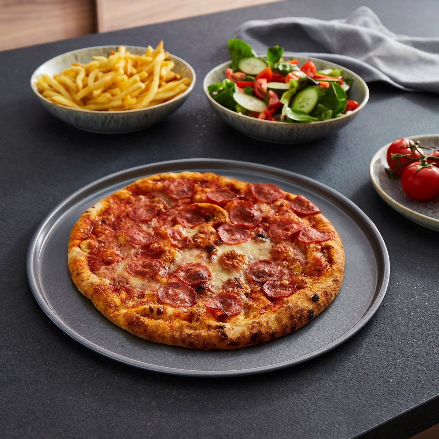 Pizza Pan and Crisper Tray Set and Slotted and Solid Turner Set